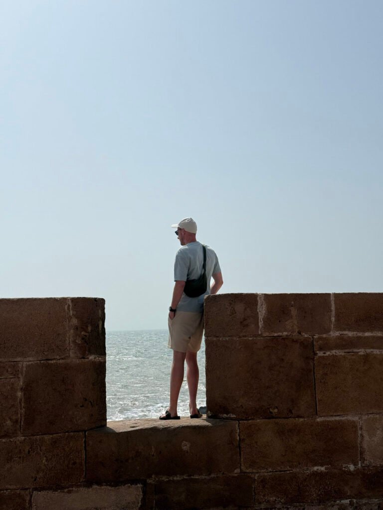 Julian auf der Stadtmauer von Essaouira mit Blick aufs Meer