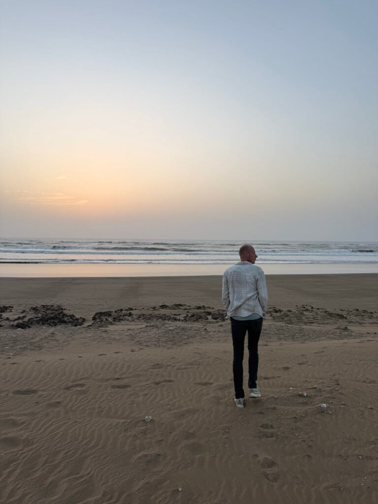 Julian am Strand bei Sonnenuntergang an einem Campingplatz südlich von Essaouira