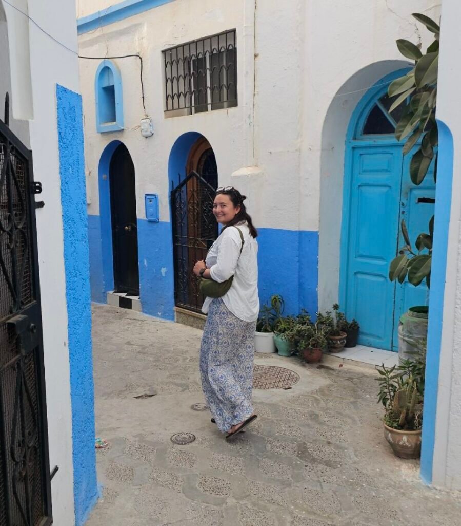 Florine in einer weiß-blauen Gasse in der Medina von Asilah