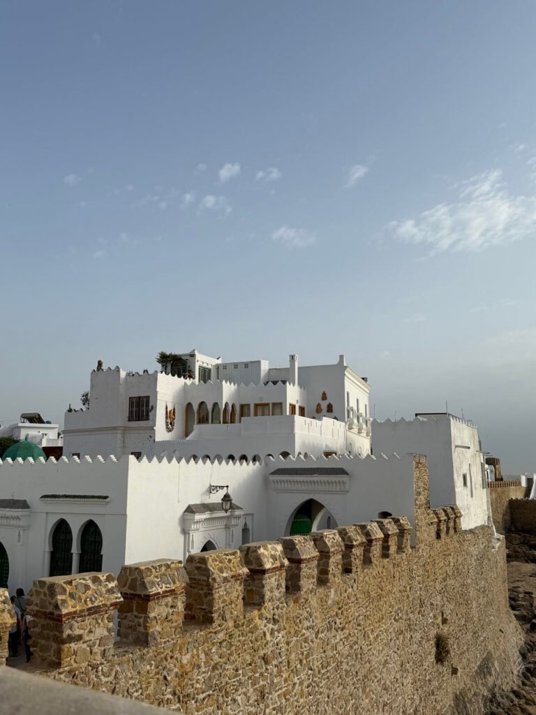 Weiße Häuser auf der Stadtmauer von Asilah