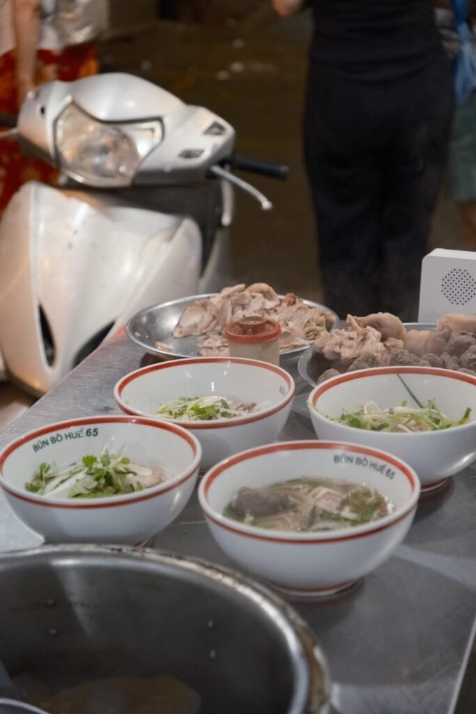 Kommen bún bò Huế klaar om geserveerd te worden