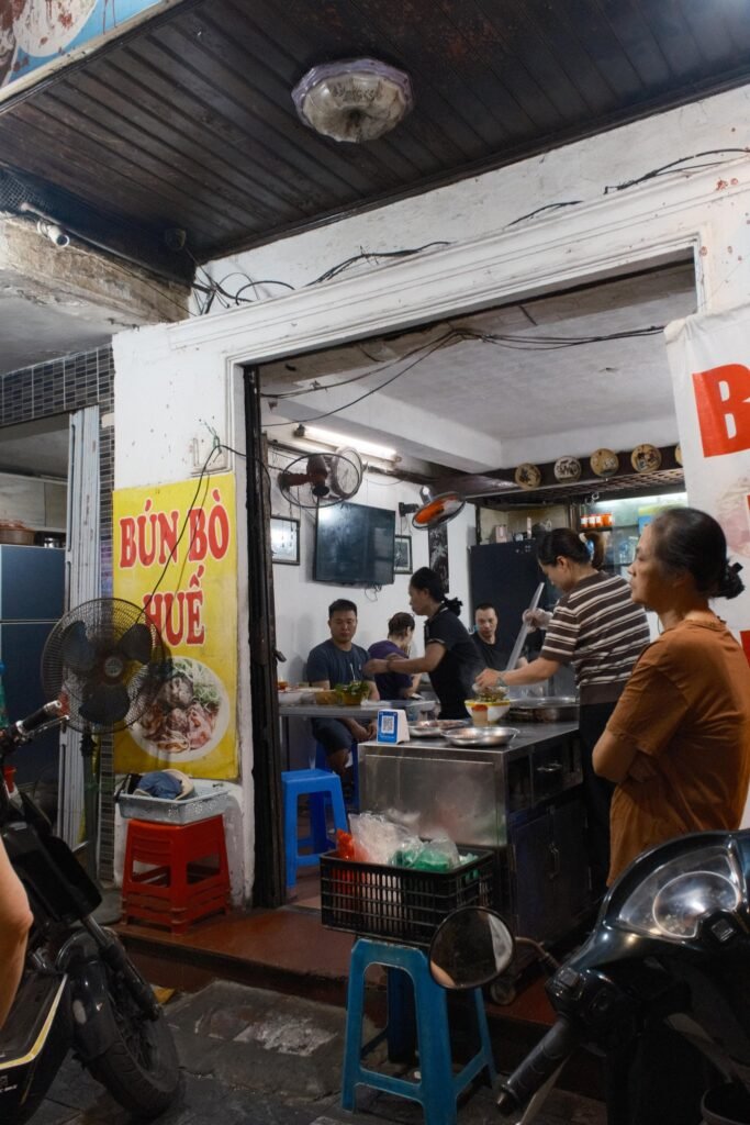 Ingang van een klein bún bò Huế-restaurant in Hanoi