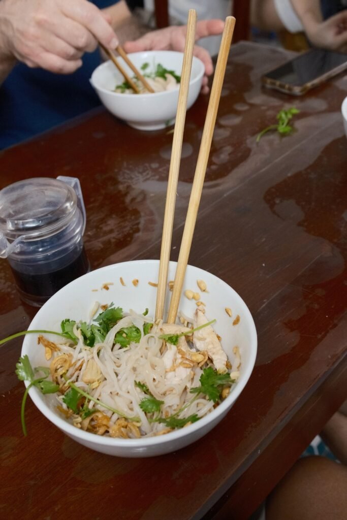 Kom phở trộn gà, noedels met kip en kruiden, zonder bouillon