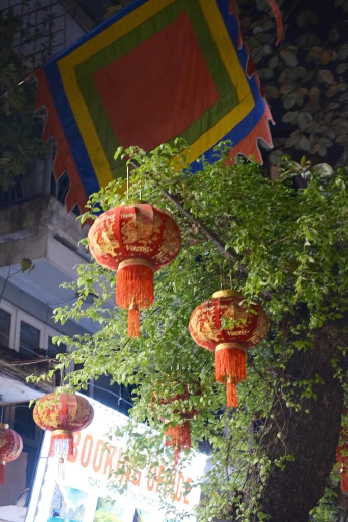 Rode lampions tussen het groen in de Old Quarter van Hanoi