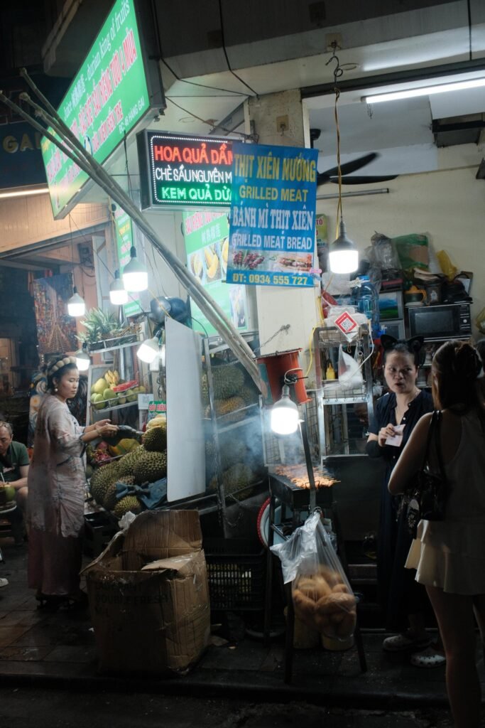 Straatkraam met een grill in de Old Quarter van Hanoi bij avond